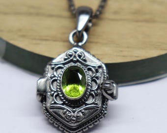 Colgante de peridoto venenoso de rodio negro, collar con medallón de latón hecho a mano