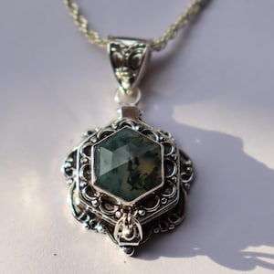 Handgemaakte verzilverde mosagaat zeshoekige gifhanger, compartiment medaillon bunkerketting