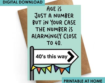 Puede incluir: Tarjeta de felicitación con fondo verde claro y sobre marrón. La tarjeta dice: "LA EDAD ES SÓLO UN NÚMERO PERO EN TU CASO EL NÚMERO ESTÁ ALARMANTEMENTE CERCA DE LOS 40." Un letrero indica "40's this way".