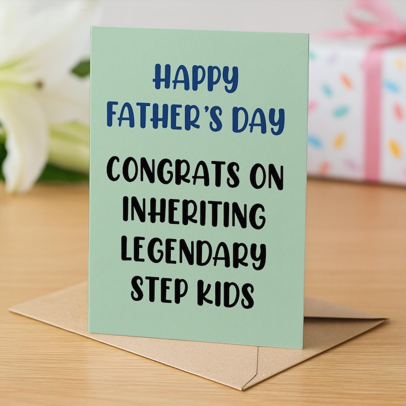 Op de afbeelding: Een Vaderdagkaart met de tekst "Happy Father's Day Congrats on Inheriting Legendary Step Kids" in blauw en zwart op een lichtgroene achtergrond. De kaart zit in een bruine envelop.