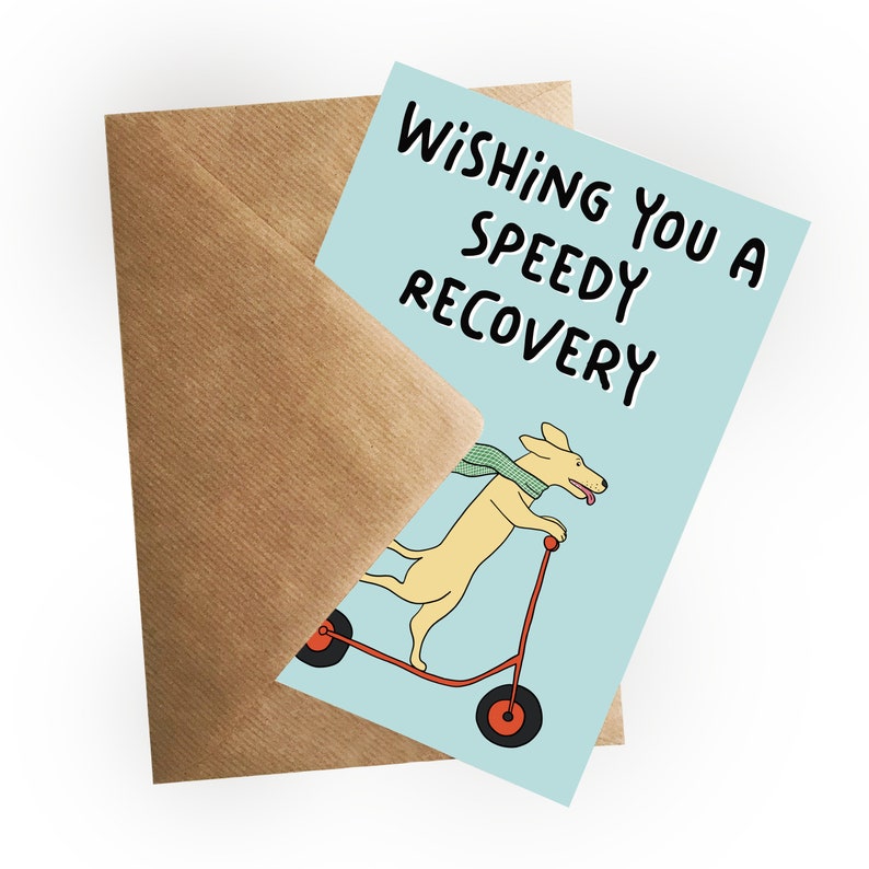 Op de afbeelding: Een lichtblauwe kaart met de tekst "Wishing you a speedy recovery" in het zwart. Een gele cartoonhond met een groene sjaal rijdt op een rode scooter op de kaart.