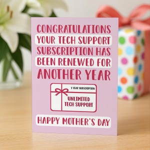 Puede incluir: Una tarjeta rosa del Día de la Madre con el mensaje "Felicitaciones, su suscripción de soporte técnico ha sido renovada por otro año". La tarjeta también dice "Feliz Día de la Madre" e incluye un gráfico de una caja de regalo.