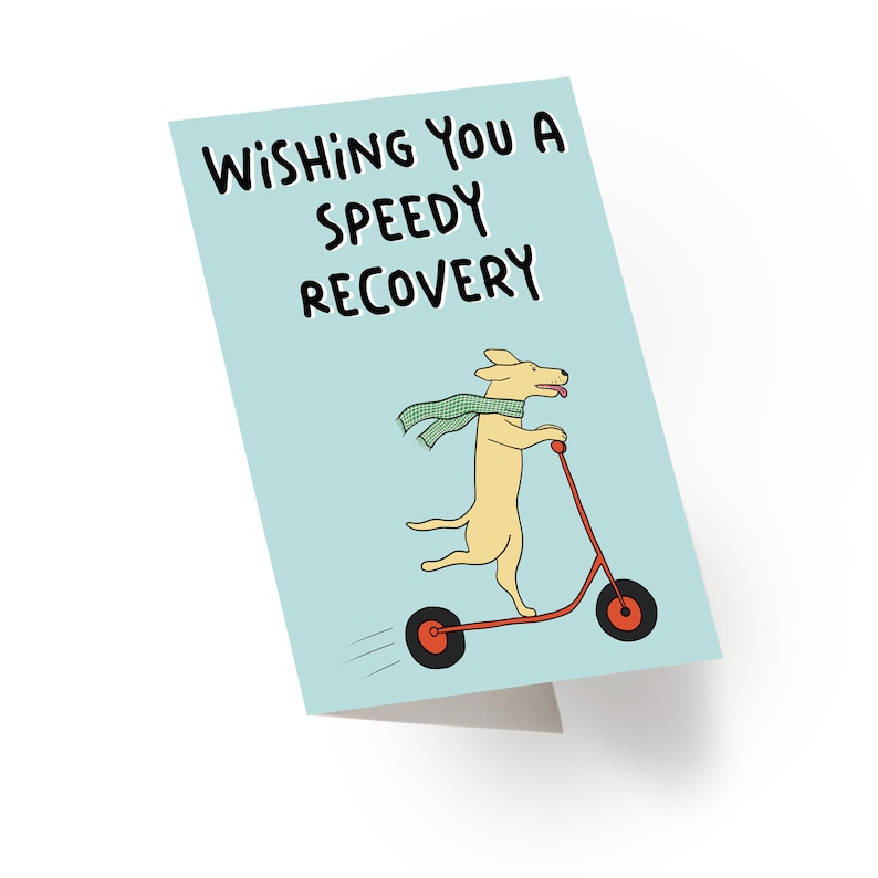 Op de afbeelding: Een lichtblauwe kaart met de tekst "Wishing you a speedy recovery" en een cartoonillustratie van een gele hond met een groene sjaal die op een rode scooter rijdt.