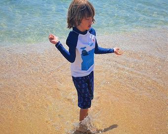 Set di costumi da bagno composto da camicia protettiva a maniche lunghe UPF 50+ e costume da bagno per ragazzi/bambini/neonati - Sketching di Inkhead_athens per SandyChild