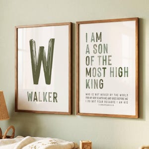 Peut inclure: Deux impressions d'art encadrées avec des cadres en bois. L'une présente un grand "W" vert et le nom "WALKER". L'autre affiche le texte "I AM A SON OF THE MOST HIGH KING" et un verset biblique. Les impressions sont sur un mur vert clair.