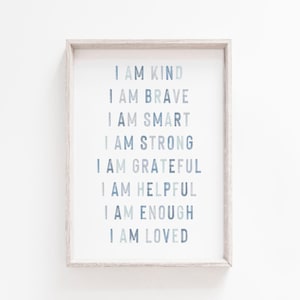 以下が含まれることがあります： 「I AM KIND, I AM BRAVE, I AM SMART, I AM STRONG, I AM GRATEFUL, I AM HELPFUL, I AM ENOUGH, I AM LOVED」と青い文字で書かれたフレーム入りのプリント。明るい木製のフレームに入っており、子供部屋に最適です。