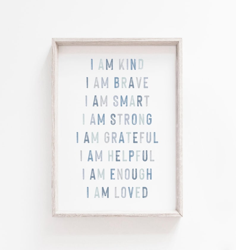 以下が含まれることがあります： 「I AM KIND, I AM BRAVE, I AM SMART, I AM STRONG, I AM GRATEFUL, I AM HELPFUL, I AM ENOUGH, I AM LOVED」と青い文字で書かれたフレーム入りのプリント。明るい木製のフレームに入っており、子供部屋に最適です。