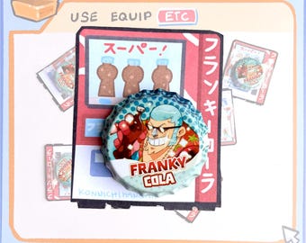 Könnte beinhalten: Ein bunter Flaschenverschluss mit dem Text "FRANKY COLA" und einer Illustration eines Charakters mit blauen Haaren und Sonnenbrille. Der Verschluss befindet sich vor einem Hintergrund mit japanischem Text und einem Automaten-Design.