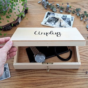 Caja de madera natural personalizada con cerradura, tapa y llave, nombre pintado a mano, caja de fotos de recuerdo, joyero para hombre, caja de desconexión personalizada, regalo