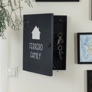 Gepersonaliseerde natuurlijke houten familie grote sleutelkast, hangende sleutelkast, sleutelhaken, rustieke Cay-kast, sleutelopslag, huwelijksgeschenk, housewarminggeschenk