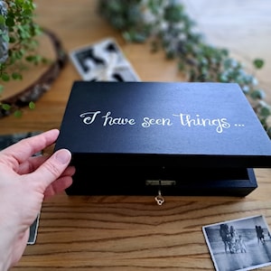 Gepersonaliseerde, met de hand beschilderde, afsluitbare doos van natuurlijk hout, opbergdoos voor aandenkens, fotodoos voor herinneringen, zwarte doos voor mannenvrienden, aangepaste rustieke doos