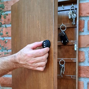 Natural Wooden Extra Large Lockable Hanging Key Box with Combination Lock, Hanging Key Organizer, 35 Key Hooks, Wall Cabinet, Key safe