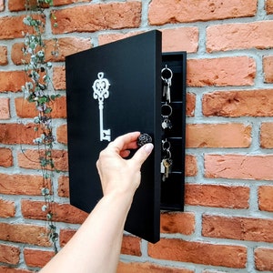 Gepersonaliseerde zwarte sleutelkast van natuurlijk hout, hangende sleutelkast, sleutelhaken, rustiek sleutelkastje, sleutelopslag, cadeau voor thuis, housewarmingcadeau