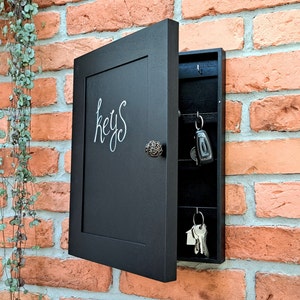 Grote sleutelkast met natuurlijke houten zwarte luiken, gepersonaliseerde handgeschilderde kalligrafie, hangende sleutelkast voor het gezin, sleutelhaken, rustieke sleutelkast