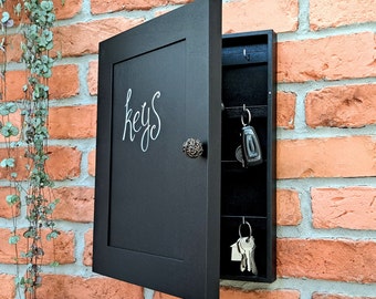 Grande boîte à clés à volets noirs en bois naturel, calligraphie peinte à la main personnalisée, boîte à clés suspendue familiale, crochets à clés, armoire à clés rustique