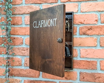 Boîte à clés en bois naturel foncé noyer, calligraphie peinte personnalisée, boîte à clés suspendue, 16 crochets à clés, armoire à clés rustique, cadeau de pendaison de crémaillère