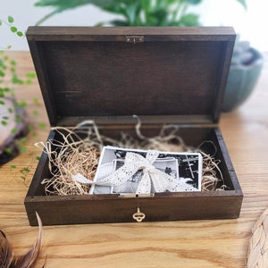 Caja de madera natural con cerradura, tapa y llave, cofre de almacenamiento para guardar recuerdos de boda, caja de fotos de 10 x 15 cm, joyero, caja de madera rústica