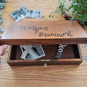 Grande boîte en bois naturel fermée à clé, cadeau pour homme, calligraphie personnalisée peinte à la main, boîte à photos secrète pour mariage, boîte rustique