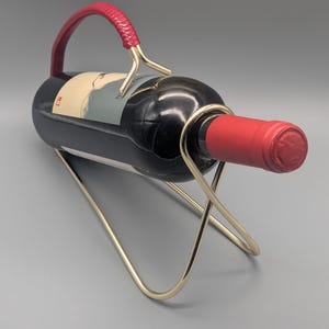 Midcentury bottle holder brass gold-colored with red handle 50s wine holder retro bar accessory vintage string era kitchen dining room
