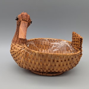 Woven basket shaped duck egg basket wicker bowl decorative basket 70s vintage