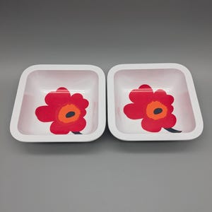Könnte beinhalten: Zwei weiße quadratische Keramikschalen mit roten und orangefarbenen Blumendesigns.