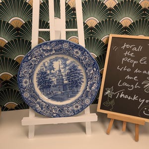 Plato llano azul Liberty Independence Hall de Filadelfia. Fabricado en Staffordshire, Inglaterra.