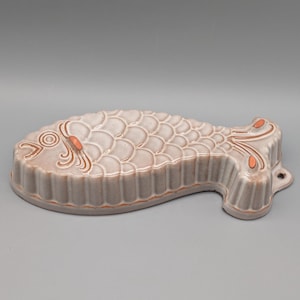 Molde de cerámica vidriada color crema con forma de pez de SCHEURICH Keramik, Alemania Occidental. Ideal para tartas o gelatinas. Decoración rústica vintage para casas de campo.