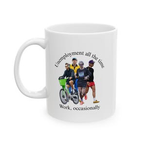 Puede incluir: Taza de cerámica blanca con un gráfico humorístico. La taza presenta un grupo de personas, una en bicicleta, con el texto "Unemployment all the time" y "Work, occasionally."