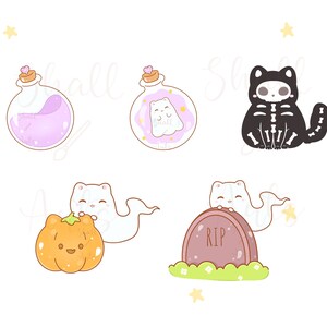 Op de afbeelding: Vijf Halloween-thema illustraties met een spookkat, een pompoen, een grafsteen, een drankfles en een skeletkat. De illustraties zijn in cartoon-stijl en perfect voor gebruik in knutselprojecten of als digitale stickers.