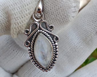 Colgante de piedra lunar arcoíris hecho a mano: collar bohemio de plata de ley para San Valentín.