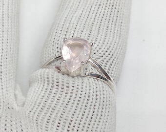 Anillo de cuarzo rosa natural en plata de ley: joyería hecha a mano con piedra natal de noviembre.