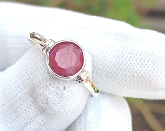 Handgemaakte robijnrode sterlingzilveren ring: ovale edelsteen boho-sieraden
