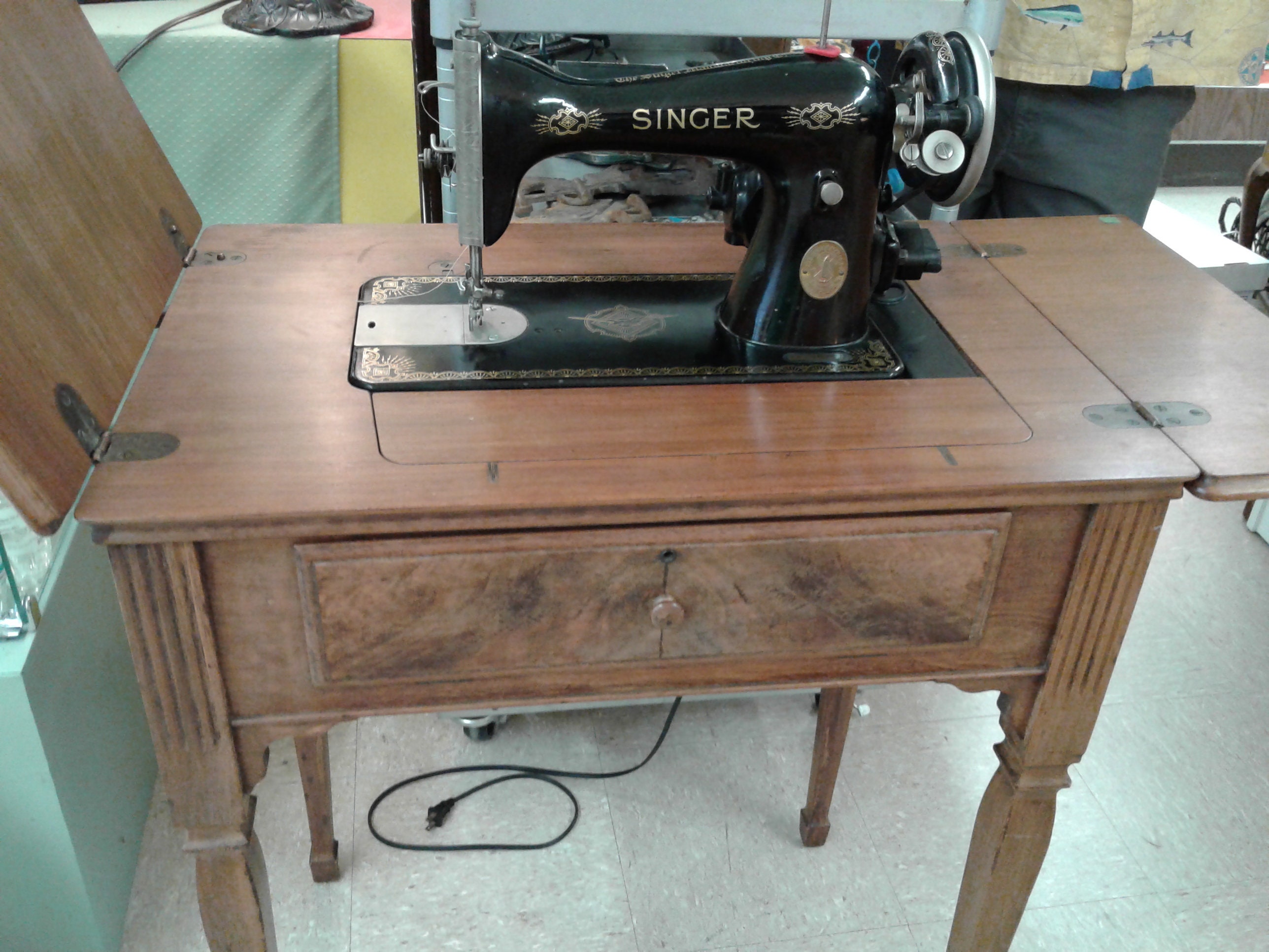 Antique Singer Sewing Machine with Cabinet – Big Reuse