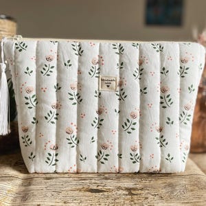 Bolsa de higiene pessoal com flores
