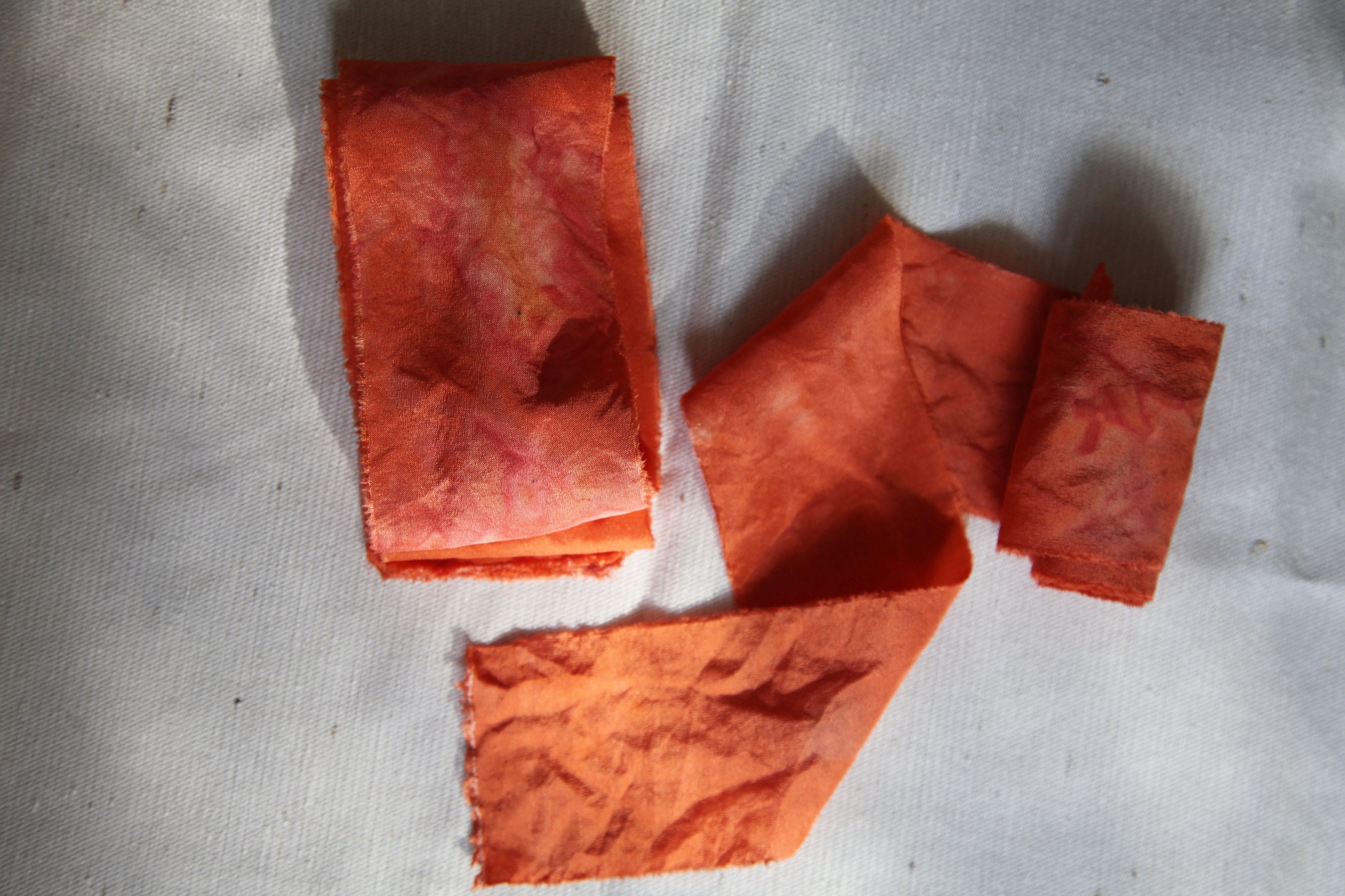 Seidenband rot orange pflanzengefärbt, Stoff orange gefärbt, rustikale rote Deko, Hochzeit im Herbst, nachhaltig