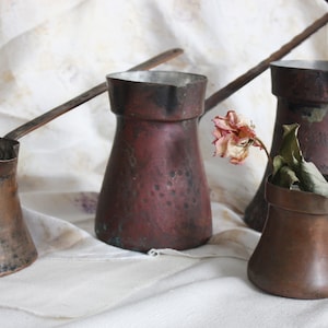 Cezve, Ibrik, vieille cafetière turque en cuivre, décoration d'intérieur vintage, intérieur rustique de Bulgarie