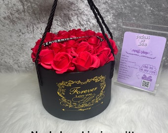 Valentine’s Day Rose hat box with artificial roses