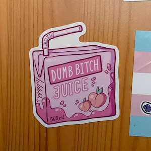 Dum Bitch Juice-klistermärke | 50x60mm