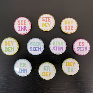 NEW! Pronoun Buttons German (LGBTQ+) | 32mm | sie/ihr, er/ihm, dey/dem, es/sein, sie/dey, dey/sie, er/dey, dey/er, sier/siem, xier/xiem