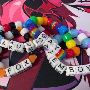 Può includere: Quattro braccialetti di perline colorate con perline a lettere che compongono le parole "AKUS", "SHOGAY", "AREM" e "FOXBOY".