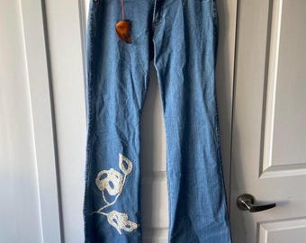 NWT Y2K Floral Embroidered Flare Jeans | 2000s Low Rise Denim (Size 7)