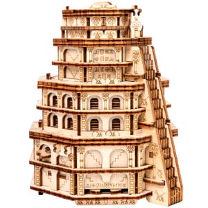Könnte beinhalten: Ein Holzmodell eines mehrstöckigen Gebäudes mit aufwendigen Details, darunter Bögen, Fenster und eine Treppe. Das Modell ist aus hellbraunem Holz gefertigt und weist ein sich wiederholendes Muster von Symbolen auf der Fassade auf.