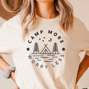 Campamento más preocuparse menos svg, Montañas svg, Camping svg, Senderismo svg, Citas al aire libre camisa regalo svg, png, dfx, Cricut lima cortada.