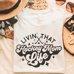 Livin' That Hockey Mom Life SVG, Sportmamma Svg, Citat T-shirt Gåva Svg, PNG, DFX, Cricut Cut-fil. bild 1
