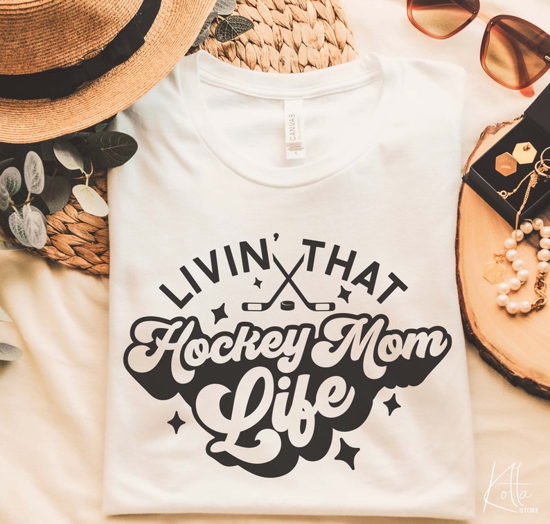 Livin' That Hockey Mom Life SVG, Sportmamma Svg, Citat T-shirt Gåva Svg, PNG, DFX, Cricut Cut-fil. bild 1