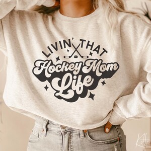 Livin' That Hockey Mom Life SVG, Sportmamma Svg, Citat T-shirt Gåva Svg, PNG, DFX, Cricut Cut-fil. bild 2