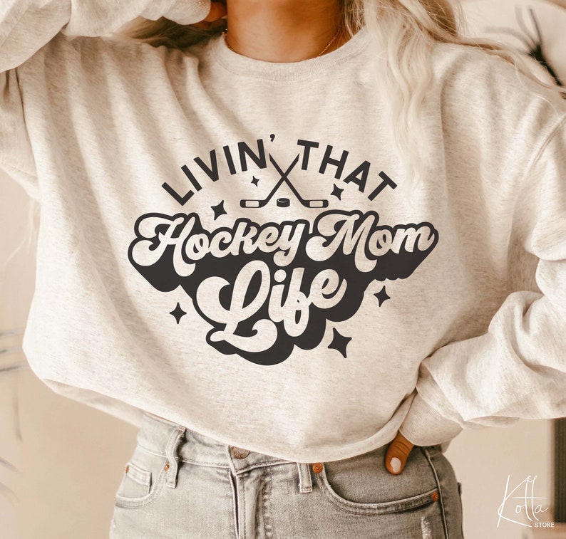 Livin' That Hockey Mom Life SVG, Sportmamma Svg, Citat T-shirt Gåva Svg, PNG, DFX, Cricut Cut-fil. bild 2