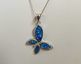 Collar con colgante de mariposa de ópalo en plata de ley