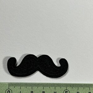 Peut inclure: Patch de moustache en feutre noir mesurant environ 5 cm de long.