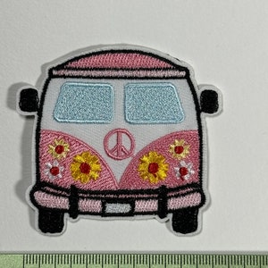 Peut inclure: Patch brodé rose et blanc représentant un van vintage avec un signe de paix et des fleurs. Le patch mesure environ 5 cm de large.